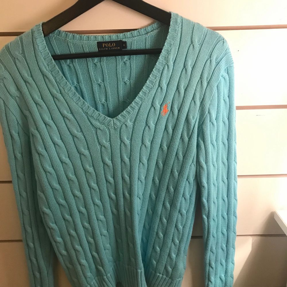 Hej, säljer denna fina stickade från Polo i storlek M, den är använd men i bra skick, köpt på Polo Ralph Lauren i London!. Tröjor & Koftor.