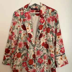 Blommig sidenblazer - Blommig blazer i siden. Strl 38! Pris kan diskuteras vid köp av fler varor/snabb affär! Köpare står för frakt 