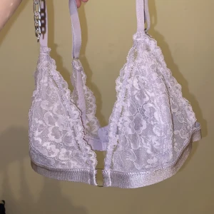 Bralette - Lila/grå bralette från Bik bok. Använd någon gång men superfräsch och tvättad såklart. Säljer då den aldrig används✨