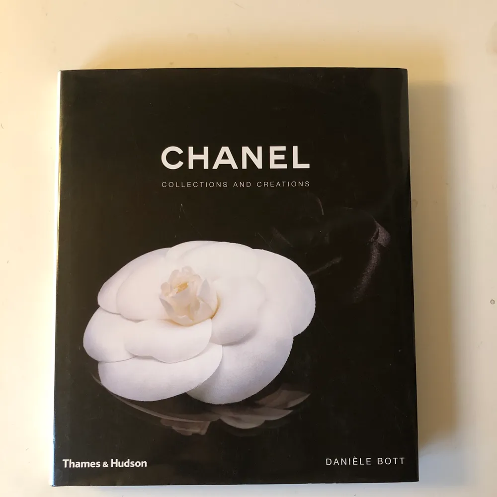 Obläddrad coffee table Chanel bok. Mindre repa (se bild), inget som stör. Pris inklusive frakt.. Övrigt.