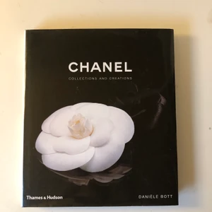 Chanel bok - Obläddrad coffee table Chanel bok. Mindre repa (se bild), inget som stör. Pris inklusive frakt.