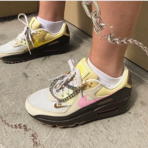 Nike Air Max 90 Sneakers 36.5  - Nike Air Max 90 ”Cuban Link” inköpta på BSTN.com! Använda 1-5 gånger. Söt kedja med Swoosh medföljer + originalbox! Köparen står för frakten! Buda i kommentarerna om fler är intresserade - bud höjs med 10kr! 💕👯‍♀️💵