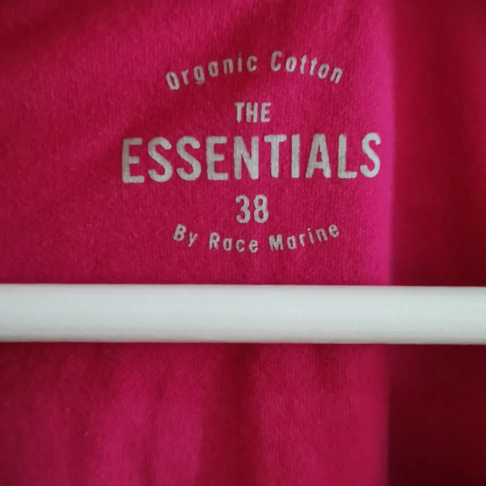 Säljer denna fina tröja med en härlig rosa färg i storlek 38. Jag har endast testat den och den passade mig tyvärr inte. 💗. T-shirts.