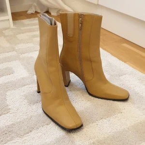 Stövlar i beige NYSKICK! - Helt oanvända stövlar i beige läder med dragkedja på sidan. Är i märket Ten Points.