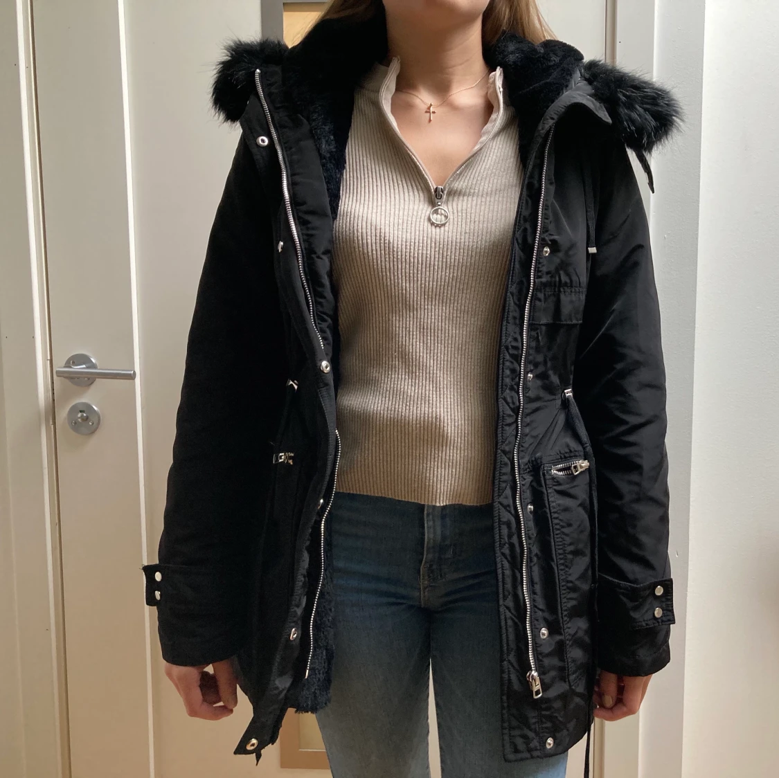 Svart vinterjacka med snygga detaljer