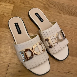 Fin tofflor  - Tofflor köpta på river island, använd endast ner till affären en gång annars helt nya! 