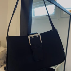 VÄSKA - Super gullig liten axelväska ifrån BOOHOO. Nypris ca 99kr säljes för 29kr