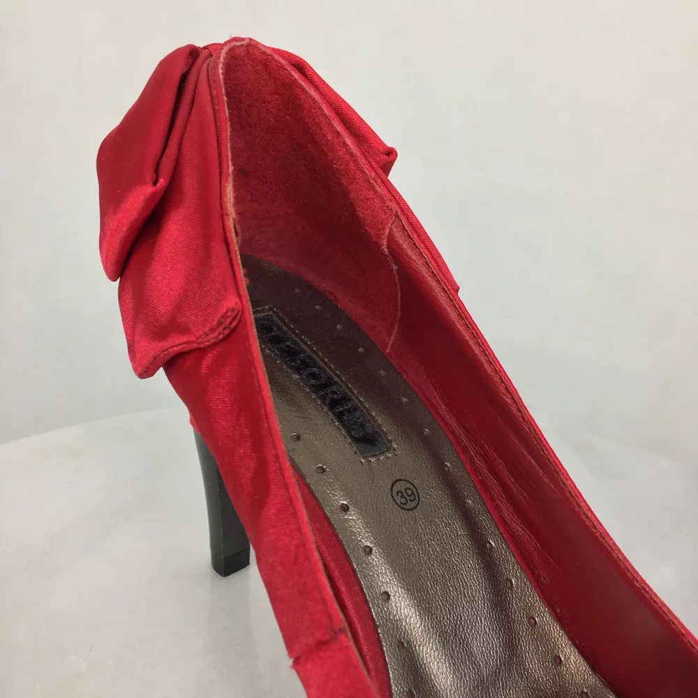 These amazing heels from Tesori are in perfect condition! Size 39. Open toe. The original price where 70€. No return nor refund. Free shipping everywhere in Sweden.   Heel length 8.5cm  The sole 26cm. Skor.