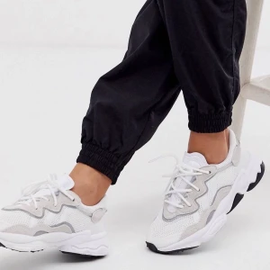 Adidas Ozweego sneakers  - Säljer mina otroligt fina Ozweego sneakers ifrån Adidas då de inte kommer till andvänding och de ej passar. Skorna är i storleken 41 1/3. Dom är andvända några få tal gånger men dom ser ut som nya💕 Köpte dom för 1170kr. Hör av dig om du vill ha fler bilder☺️ 