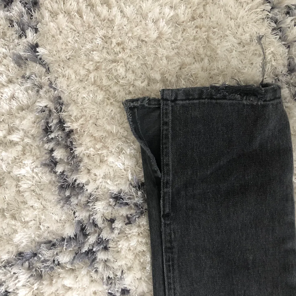 Jätte populära jeans från zara som inte går att köpa längre. Säljer på grund av att dem är för små, jag söker ett par likadana i storlek 36 så om någon har ett par byter jag gärna.. Jeans & Byxor.