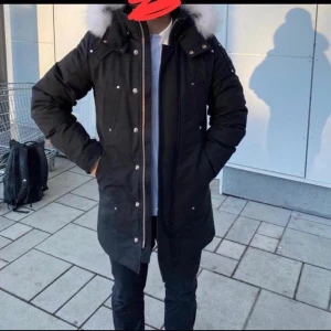 Moose knuckles stirling Parka Strl S - Helt ny, lång modell med vit päls och svart logo. Köpt från man of a kind där den kostar 11 000kr. Säljes för 7500kr, kvitto finns. 