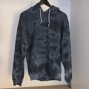 Snygg mörkblå/grå tie dye hoodie från Zumies! Kan mötas i sthlm eller köpare står för frakt 🖤 Pris kan diskuteras