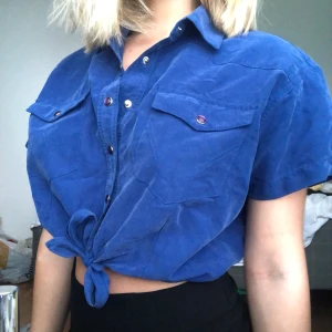 Vintage wrangler skjorta  - Wragler 60-tals topp, vintage o köpt i london. Skitnsygg men kmr inte till användning tyvärr