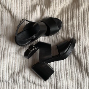 Klackskor från topshop - Klackskor från Topshop med tjock klack och i läderliknande material. Väldigt bekväma och kan anpassas med ett spänne i silver! Endast använda en gång så som nya ✨