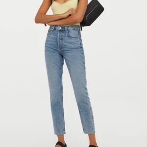 Mom jeans - ❗️Lånad bild Säljer dessa snygga mom jeans från Hm i Storlek Xs.  Modellen på bilden är 179cm. Vid fler intresse blir det budgivning.  Om fler bilden önskas eller om ni har frågor är det bara att skriva✨     ( tar inte ansvar för postens slarv)