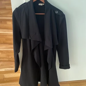 Kappa - En fin svart kappa som har en parfekt längd, inte för tjockt tyg elr för tunt!