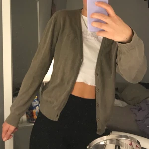 Brun cardigan  - Brun cardigan från märket Emilio. Storlek M men passar även S då den är ganska liten i storleken. Frakt tillkommer