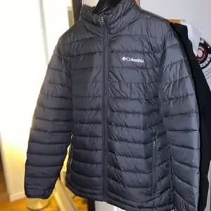 Använt väldigt lite och passformen/ skicket på jackan är 10/10 :D.                                                                             Funkar perfekt som höst och vinterjacka.                                  Retail pris är 1000kr. Du betalar frakt 🚚 