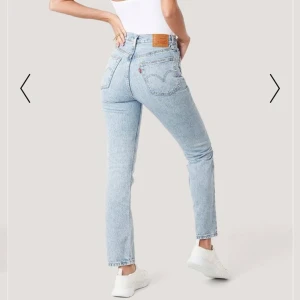 Levis 501 - W25 och står ingen längd men passar mig som är 162✨ Skriv för mer bilder!💕