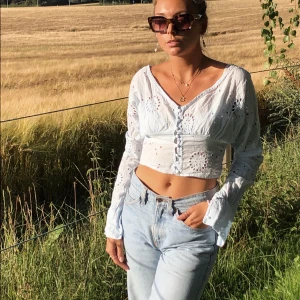 Topp  - En topp i babyblå färg, knäpps med knappar framtill🥳