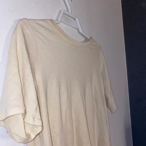 T-shirt - En super fin t-shirt från Gina tricot som jag tyvärr inte får någon användning av. Använt bara 1 gång. ( Frakt tillkommer )