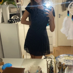 Urban outfitters klänning - Säljer denna ursöta Urban outfitters klänning som tyvärr sitter lite kort på mig som är 173. Den går dock till lite längre än mitten på låren. Den är prickig och mörkblå. Den har även en spets kant. 