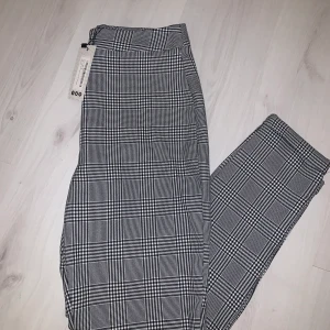 Rutiga kostymbyxor  - Säljer mina helt nya, rutiga kostymbyxor! Prislapp finns kvar, köpta från Boohoo🥰 Nypris: 260kr, säljer för 100💖 stl 36