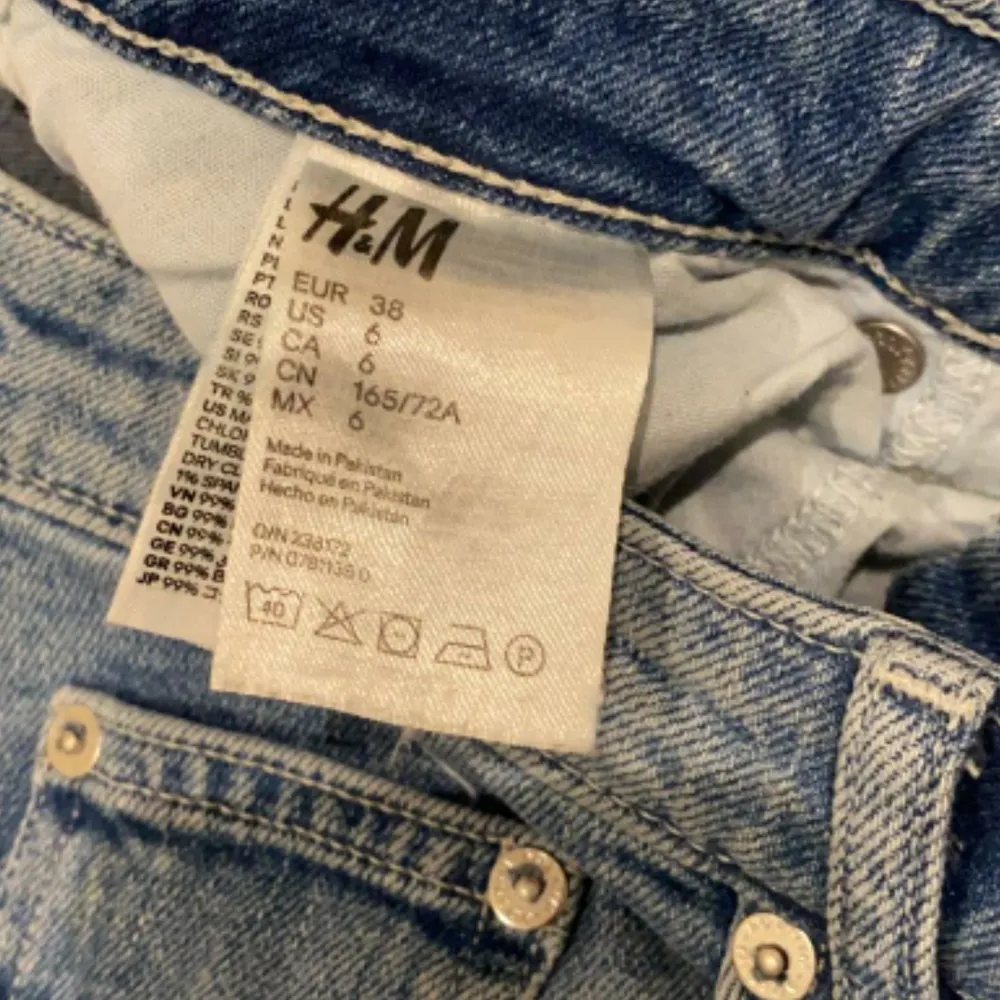 FRAKT INGÅR (79kr! Men kanske blir billigare) Jag säljer nu min vida jeans from HM storlek M, Jeansen är tyvärr lite för stort för mig i midjan men passar perfekt i längden då är jag 157.5 cm lång och innerbenslängd är 68cm. . Modellen är en high waist! 😊  ifall många är intresserade blir det en budgivning 💜!!! . Jeans & Byxor.