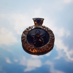 Berlock  - Blå berlock hittad på en loppis, så dess ursprung är okänt. Kan mycket väl vara vintage. Hänget är ca 2.5 cm i diameter. Säljer för 49kr exklusive frakt (11kr).