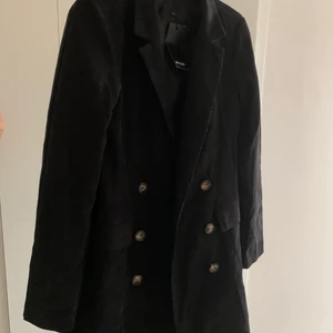 Blazer-klänning  - Jättesnygg svart blazer som kan användas som klänning. Helt oanvänd! Frakt tillkommer 🖤