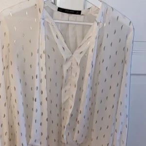 Zara Blus med gulddetaljer - Jättefint skick, använd några gånger bara :))<3 storlek s