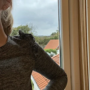 Grå tröja med volangaxel - Använd ett fåtal gånger, fint skick!! 🤍 Köpt på Only för något år sen 🤍 fin volang på axeln 🤍