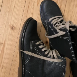 Dr Martens FELICE strl 40 - Ett par bekväma dr Martens-kängor i storlek 40. Sparsamt använda då de inte passar! Jag möts upp i Uppsala eller så betalar köparen för frakt 🚚 🥺