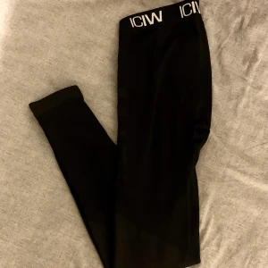 Icaniwill tights  - Svarta seamless tights från icaniwill i väldigt gott skick🖤 storlek M men passar S-L skulle jag säga beroende på hur man vill att dom ska sitta, jag själv är S/M i byxor✨ 250kr inklusive frakt, pris kan diskuteras                                 Slutsålda på hemsidan 