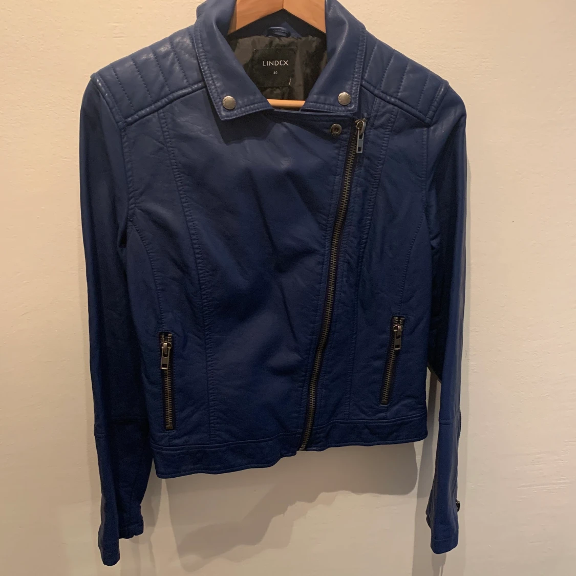 Mörkblå skinnjacka från Lindex  - 90