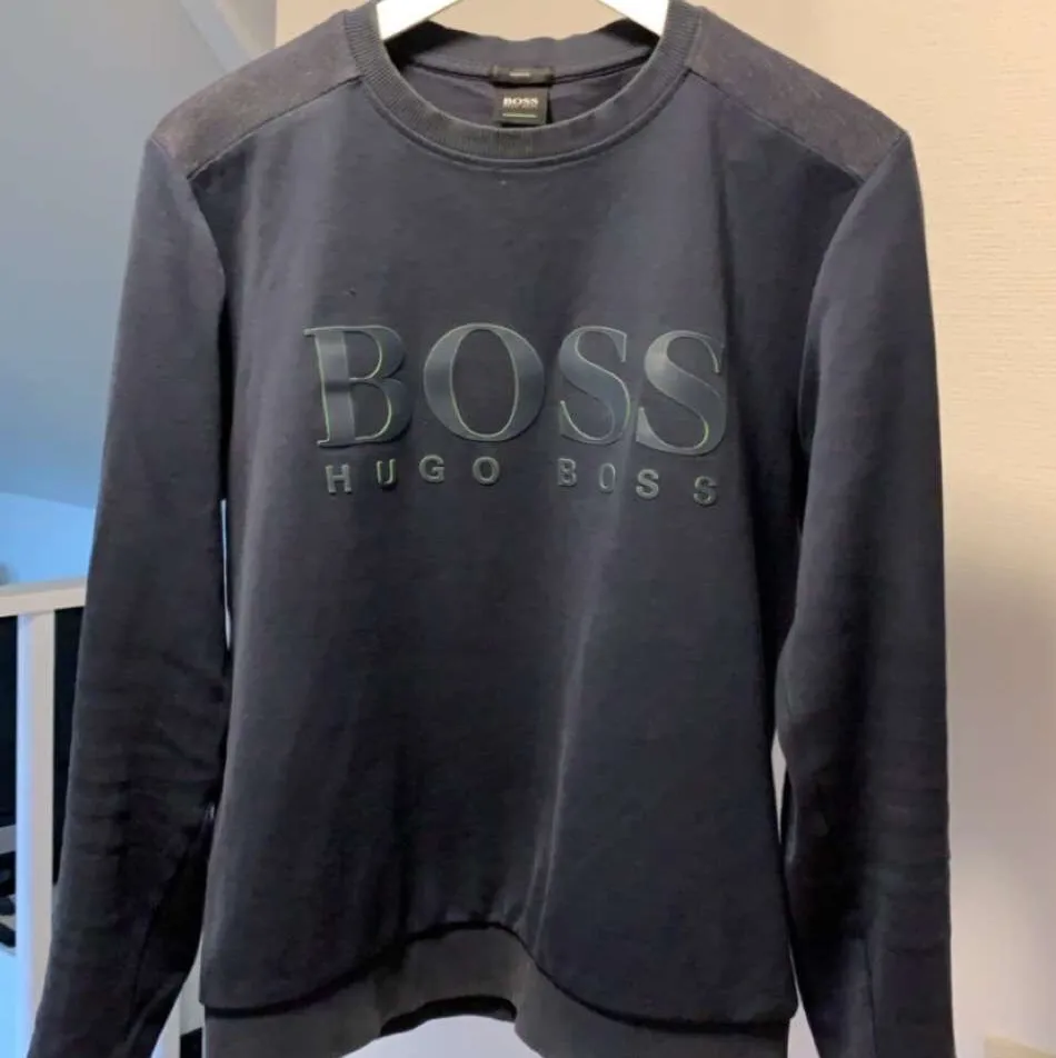 Snygg crewneck, knappt använd, köpt för 1000 kr i butik. Killstorlek S, sitter som en stor M. Tröjor & Koftor.