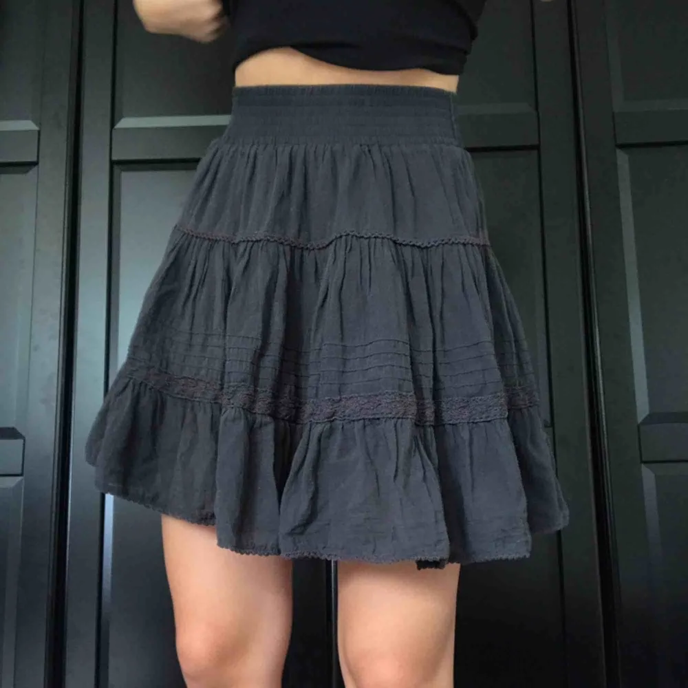 Mörkgrå super söt kjol med mönster/virkade detaljer🌥 perfekt längd, högmidjad och resår i midjan!. Kjolar.