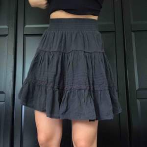 Mörkgrå super söt kjol med mönster/virkade detaljer🌥 perfekt längd, högmidjad och resår i midjan!