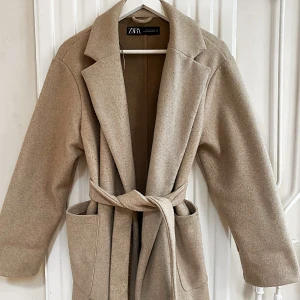 Jacka/Kappa - Beige kappa ifrån Zara, storlek L. Använd vid få tillfällen men väldigt fin. Passar mig som vanligtvis har jackor och kläder i storlek S. 