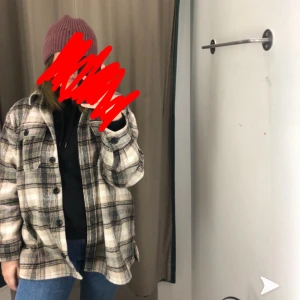 Rutig jacka - Rutig jacka från hm köpt förra året men använd några fåtal gånger. Storlek L sitter Oversize.