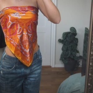 Top - Siden top. Jätte fin. Kan knyta på olika sätt.