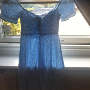 Ljusblå klänning - Säljer en av mina favoritklänningar då jag tyvärr inte fått användning av den på mer än ett tillfälle😿 Den sitter jättebra på en XS men den är stretchig så en S får även plats i den!  Nypris: 180kr    Mitt pris: 130kr😇  Frakt tillkommer! Betalning sker via swish!!💖