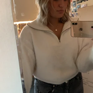 Tröja - Tröja med dragkedja. Vit lite fluffig. Bud: 110 + frakt