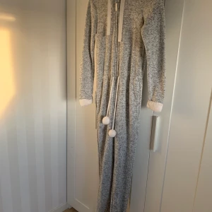 One piece - One piece, super mysig, snören som man kan knyta runt midjan, dragkedja o luva.