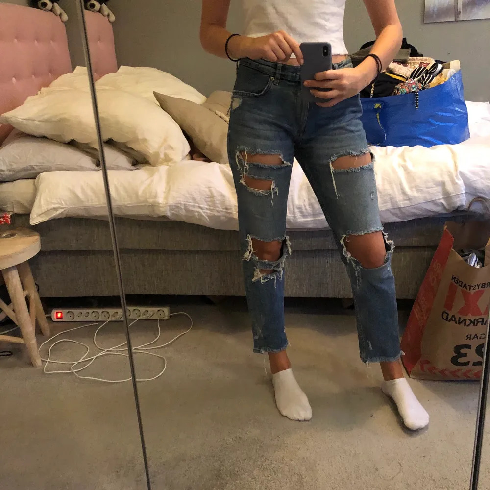 Hej! Jag ska sälja dessa byxor från zara i st 38. De passar även mig och brukar ha 34/36 i jeans! Skriv vid intresse. Högstbjudande får dem. . Jeans & Byxor.