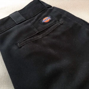 Dickies 874 chinos - Säljer mina dickiesbyxor! Dem är 29 i midjan och 30långa, rak modell:)