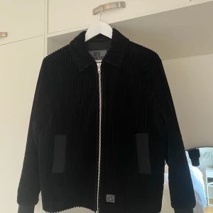 BRIXTOL Cord jacket - Svarta manchester  jacka ifrån BRIXTOL. Storlek M. Inget att anmärka på. Nypris 1999kr, tar emot bud från 900kr i meddelande. Köp nu för 1500kr inkl spårbart frakt.