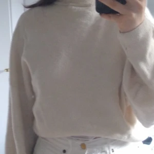 Weekday stickad tröja - Knappt använd lite off-white stickad tröja från weekday, möts gärna upp i Göteborgsområdet, annars tillkommer frakt