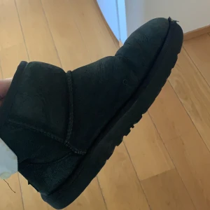 Svarta låga uggs - Svarta låga uggs i användt skick. Relativt fräscha, använda 1 säsong