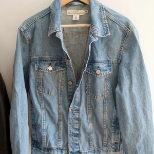 H&M jeansjacka strlk S herr/M dam - I princip oanvänd jeansjacka från hm, använd 1-2 ggr. Pris går självklart att diskutera!